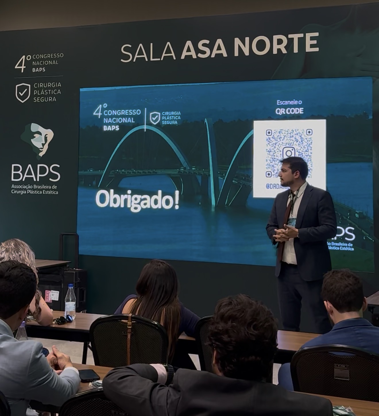 Dr. Danillo Irineu palestrando em congresso nacional de cirurgia plástica