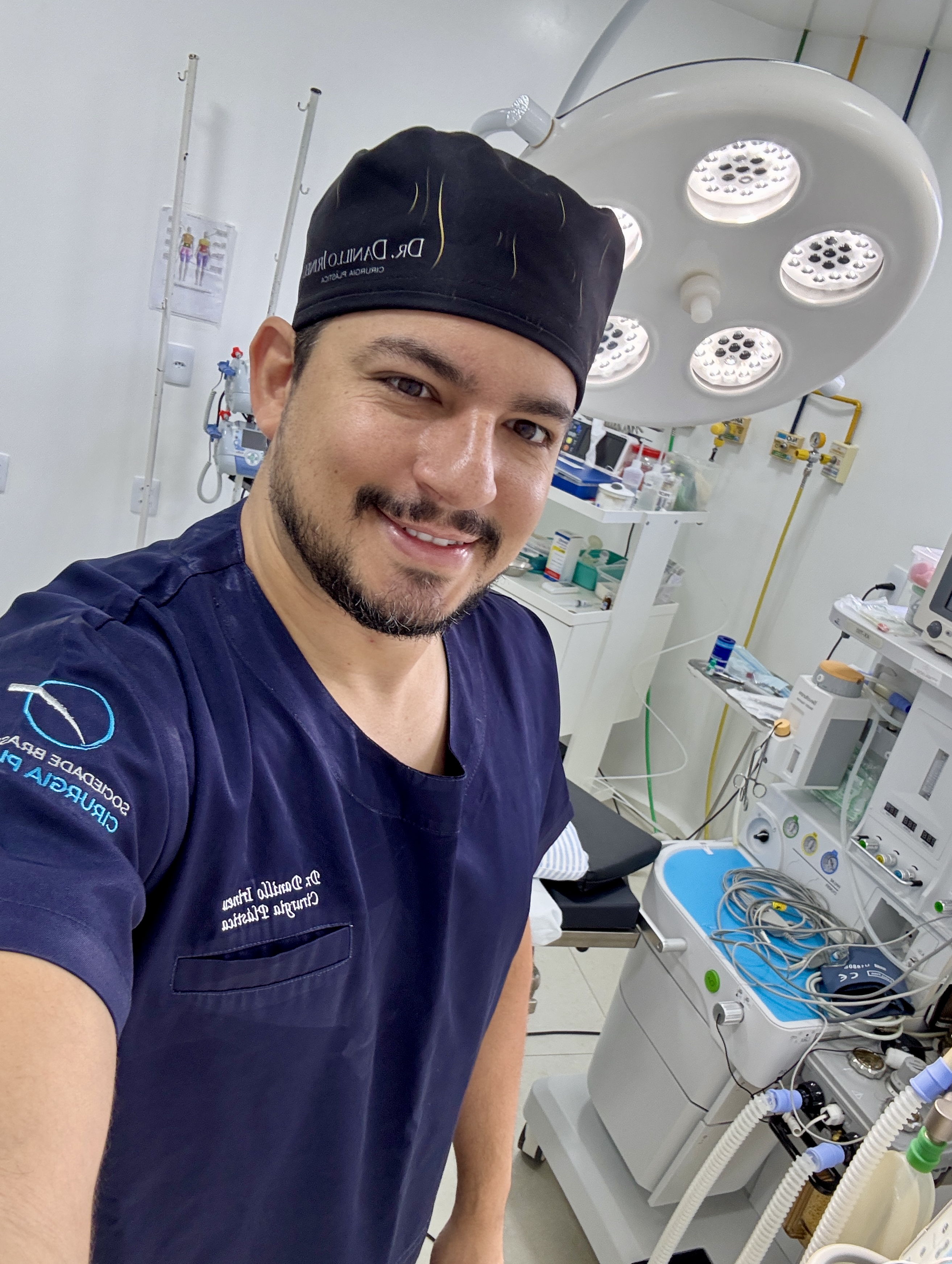 Dr. Danillo Irineu no centro cirúrgico